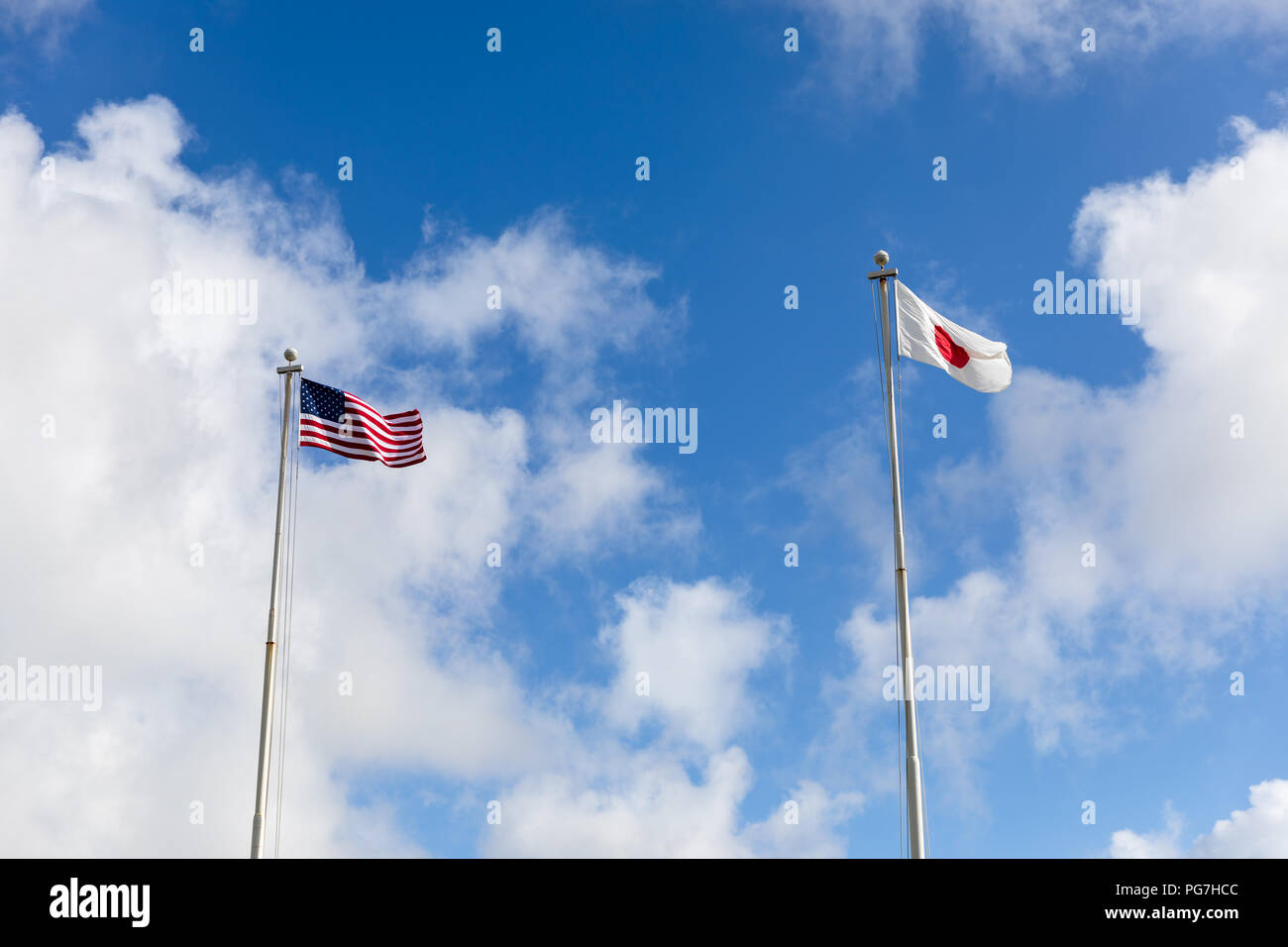 I giapponesi e gli Americani bandiere sui pennoni fuori base militare degli Stati Uniti, Torii Station, Sobe, Yomitan, Okinawa, in Giappone Foto Stock