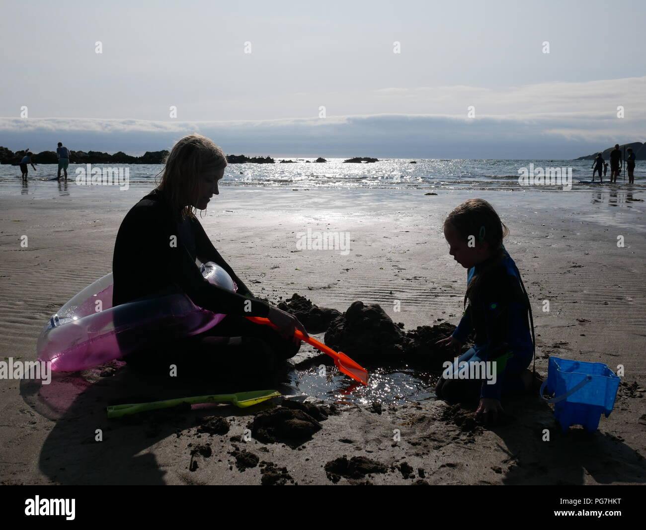 Madre e figlia giocare nella sabbia in spiaggia Bantham, Devon, Inghilterra. Foto Stock