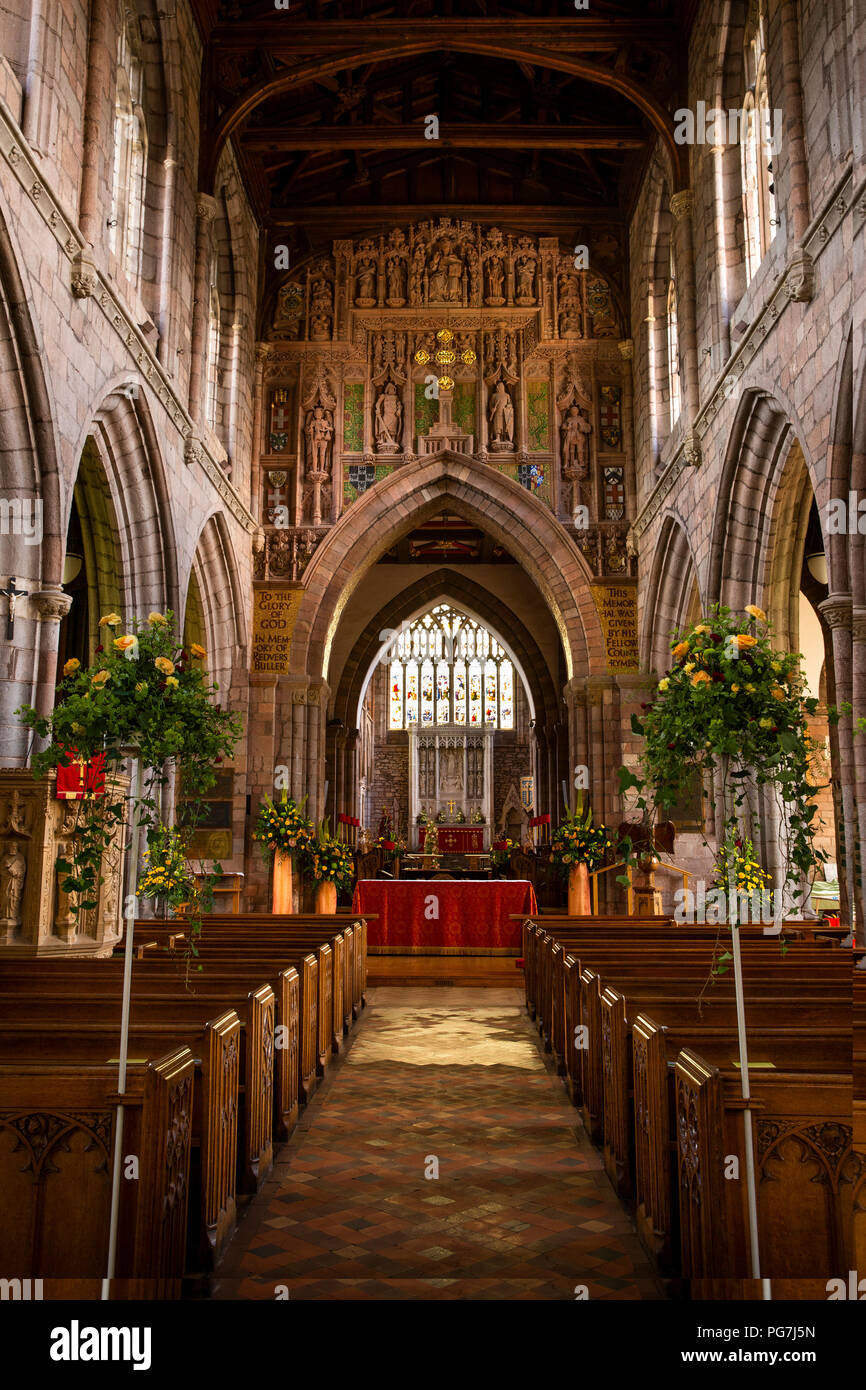 Regno Unito, Inghilterra, Devon, Crediton, Chiesa Parrocchiale di Santa Croce, interna con il generale Sir Redvers Buller memorial sopra arch Foto Stock