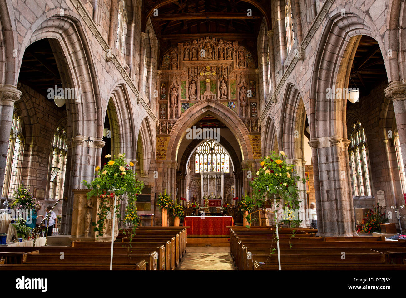 Regno Unito, Inghilterra, Devon, Crediton, Chiesa Parrocchiale di Santa Croce, interna con il generale Sir Redvers Buller memorial sopra arch Foto Stock