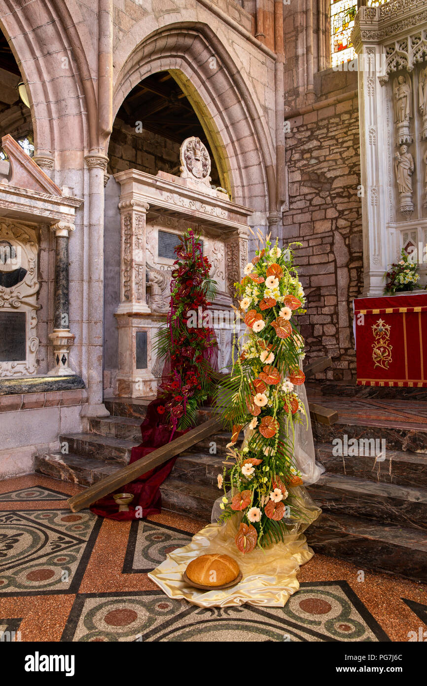 Regno Unito, Inghilterra, Devon, Crediton, Chiesa Parrocchiale Festival dei Fiori, disposizioni sull altare maggiore Foto Stock
