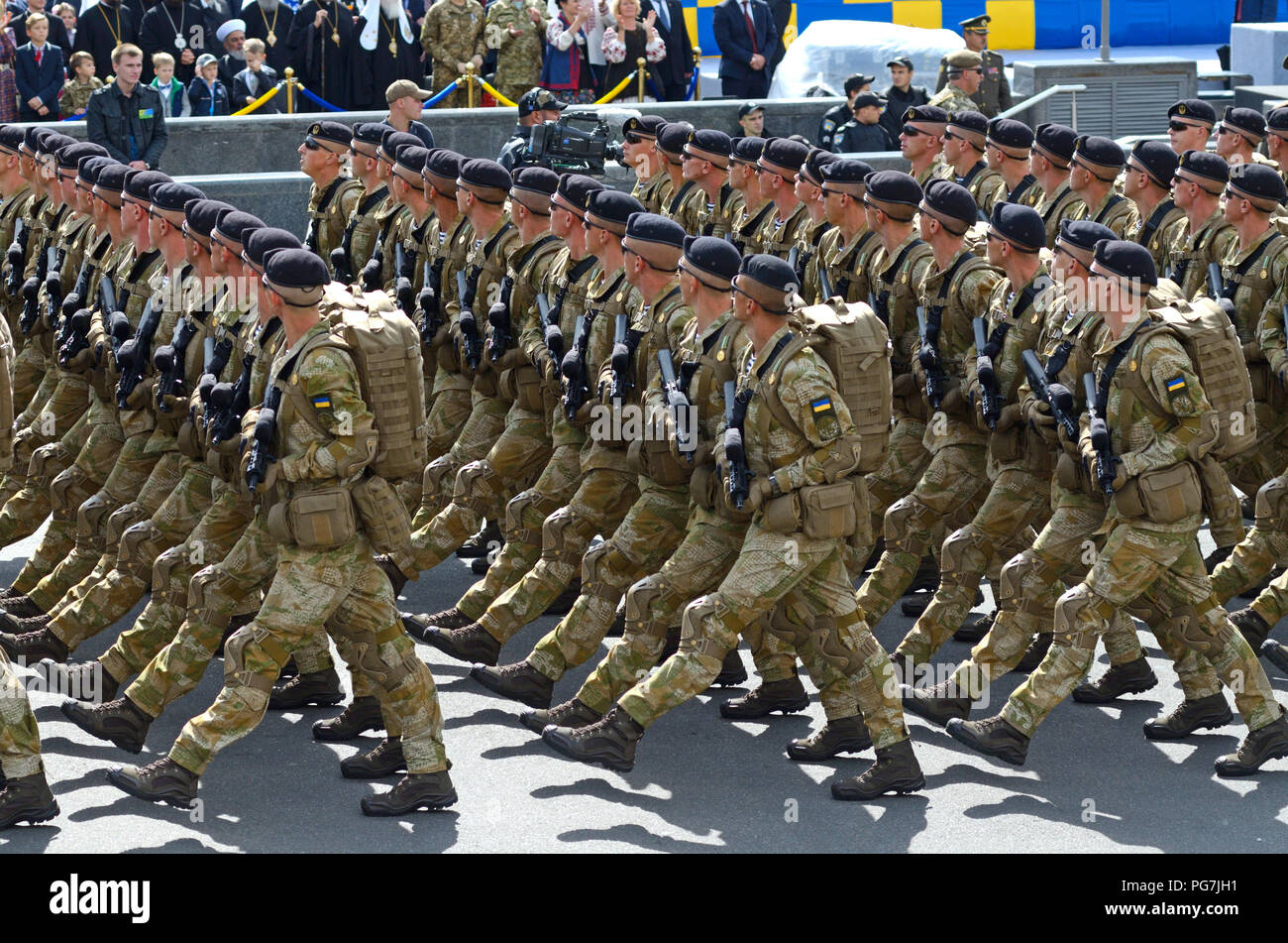 Soldati ukrainiens di forze Marine marching, parata militare dedicata al giorno di indipendenza dell'Ucraina. Agosto 24, 2017. A Kiev, Ucraina Foto Stock