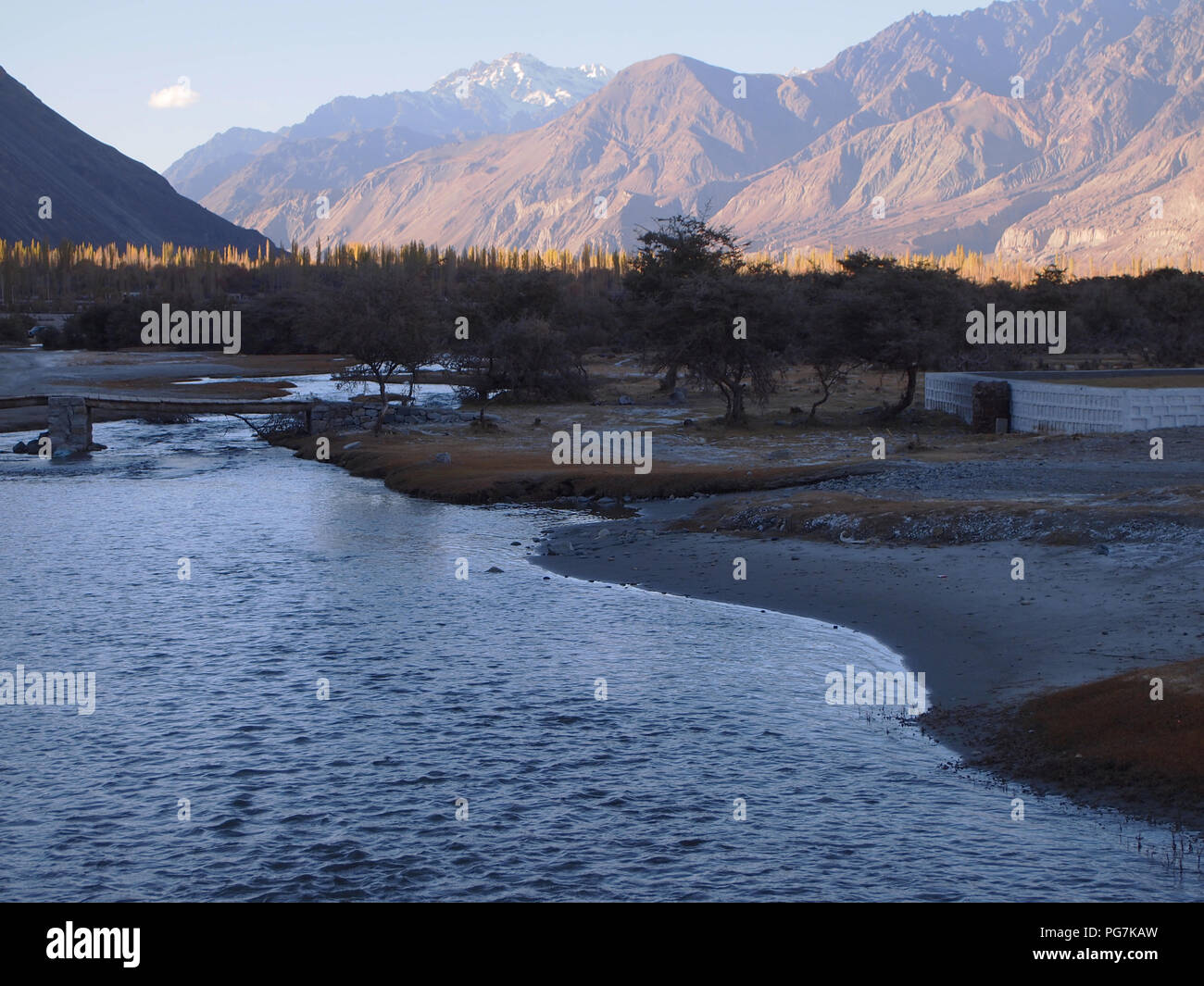 Dune di sabbia al pavimento della Valle di Nubra, Ladakh fra Himalaya e Karakorum varia Foto Stock