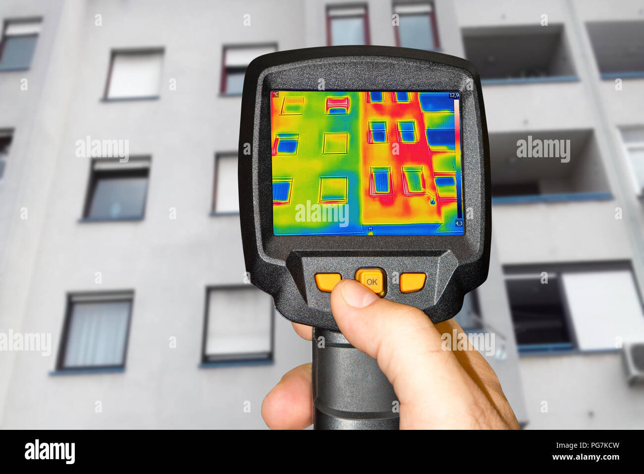Rilevare la perdita di calore all'esterno dell'edificio tramite infrarossi Fotocamera termica Foto Stock