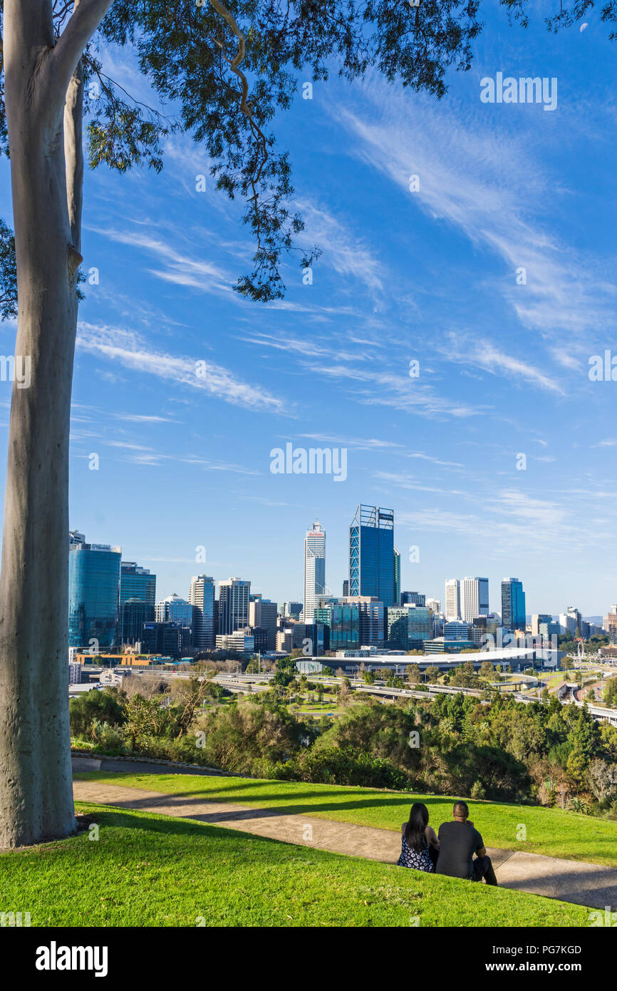 Un giovane che guarda alla città di Perth vista dal Kings Park, Australia occidentale, Australia Foto Stock