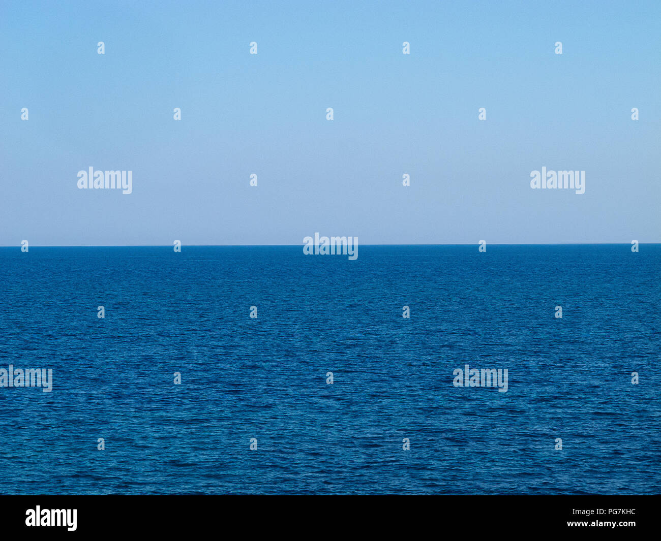 Una tranquilla scena, con il cielo immergersi in acque blu del mare calabrese, su una soleggiata giornata estiva Foto Stock