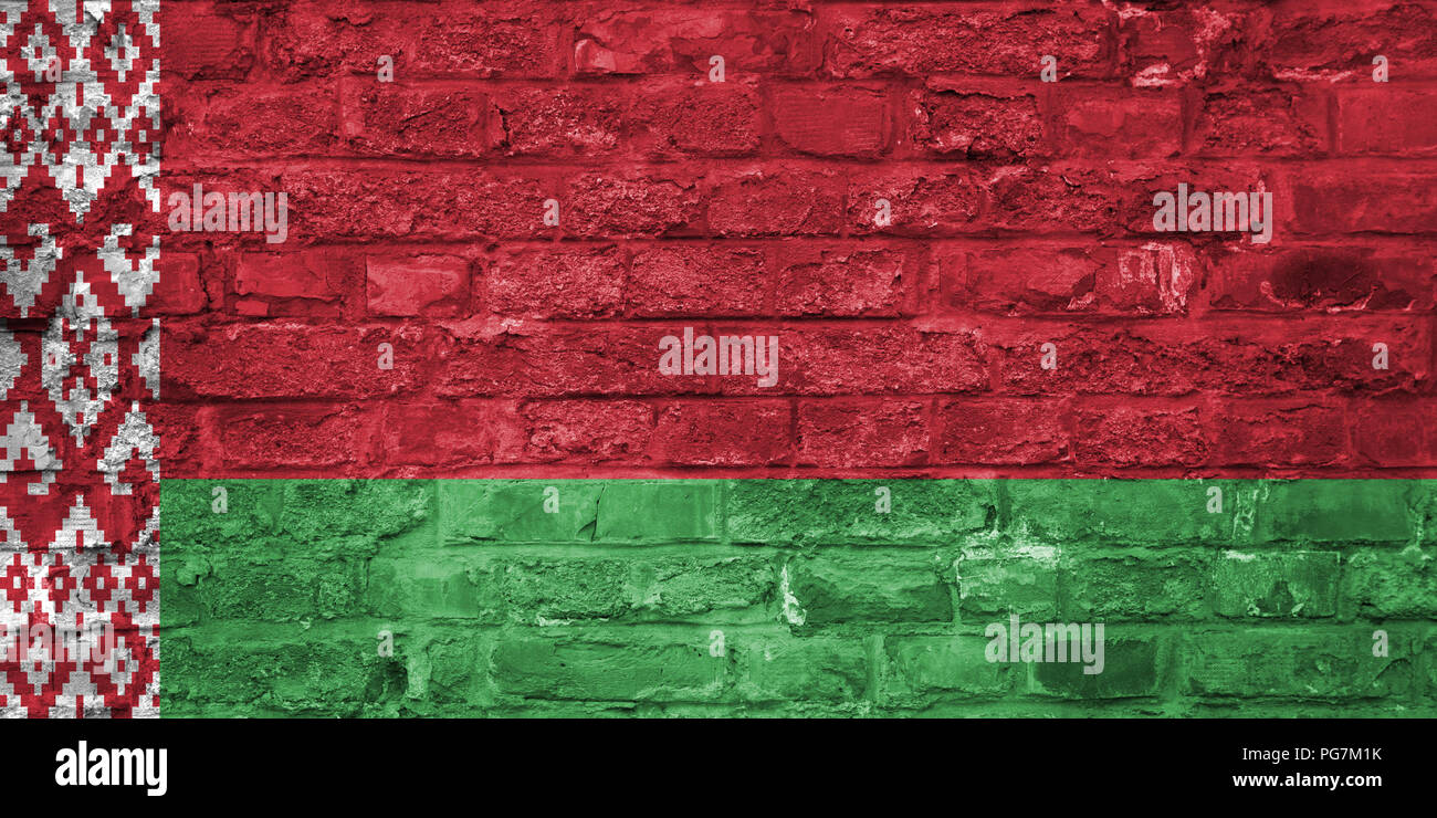 Bandiera della Bielorussia su un vecchio muro di mattoni di sfondo, superficie Foto Stock