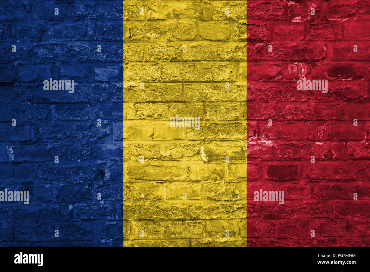 Bandiera della Romania su un vecchio muro di mattoni di sfondo, superficie Foto Stock