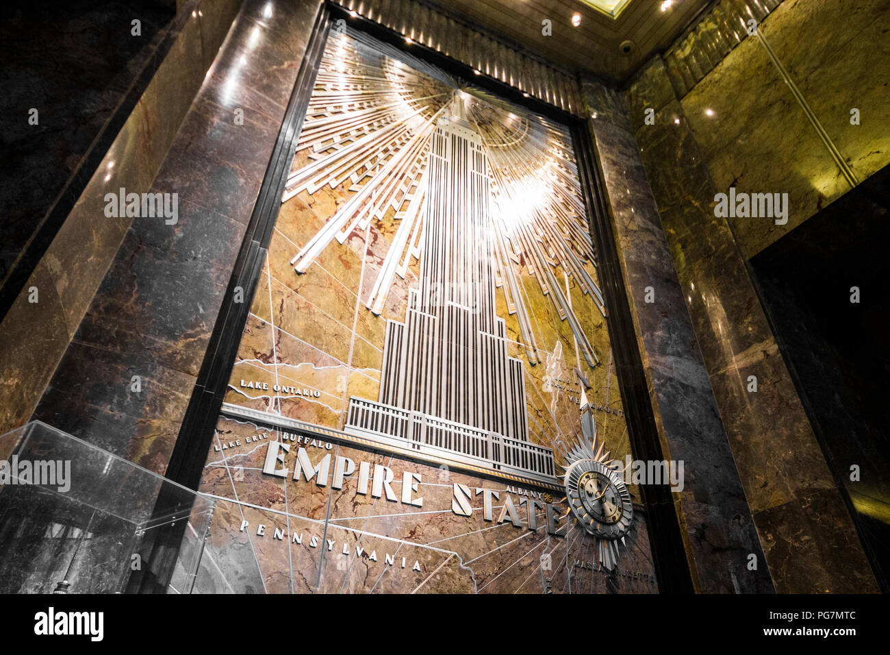 La città di New York. Rilievo di alluminio dell'Empire State Building nella sua lobby principale Foto Stock
