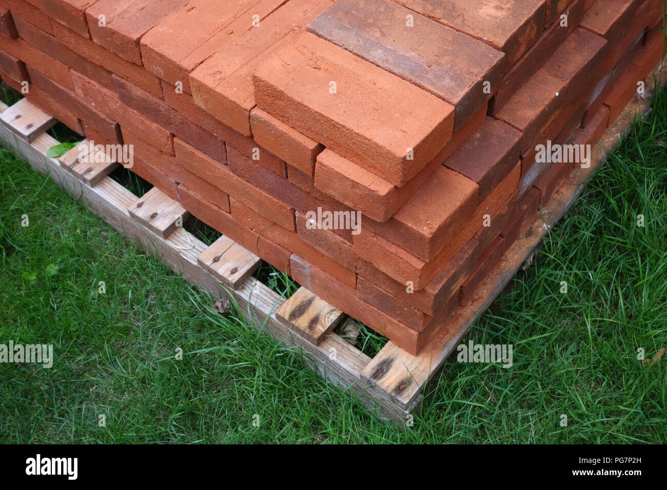 Nuovo recuperato fatto a mano mattoni rossi sul sito Foto Stock