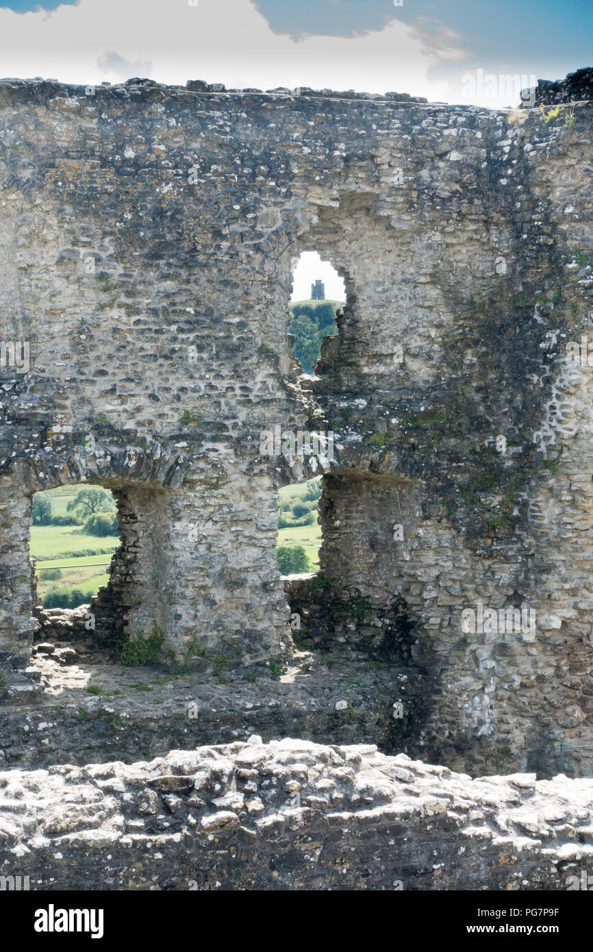 Dryslwyn Castello è situato su un promontorio roccioso nella valle Towy tra Llandeilo e Carmarthen, Pembrokeshire, Galles. Torre Paxtons nel distanc Foto Stock