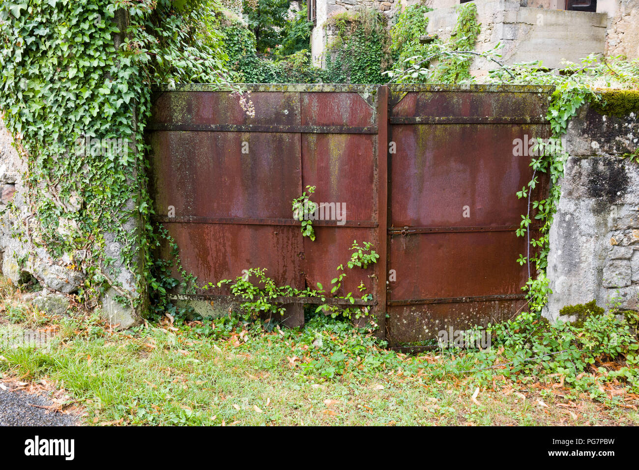 Rusty cancelli per un cottage abbandonato a San Marziale, parte del comune di Varen, Tarn et Garonne, Occitanie, Francia, Europa in estate Foto Stock