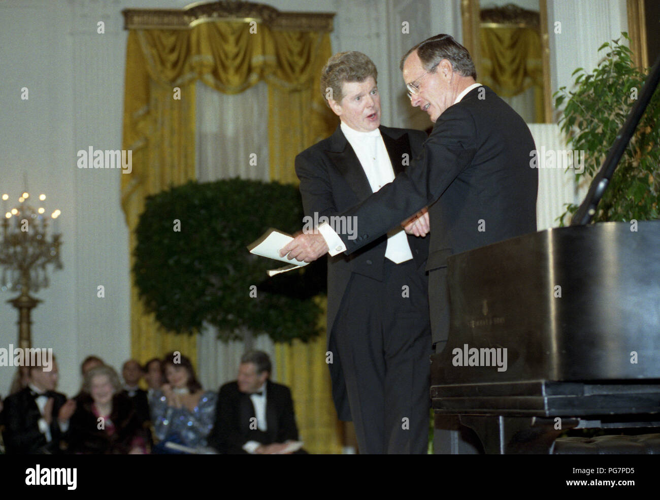 Il presidente Bush introduce concerto pianista Van Cliburn ai Partecipanti alla cena di Stato per il primo ministro ungherese e la Sig.ra Jozsef Antall 10 18 1990 Foto Stock