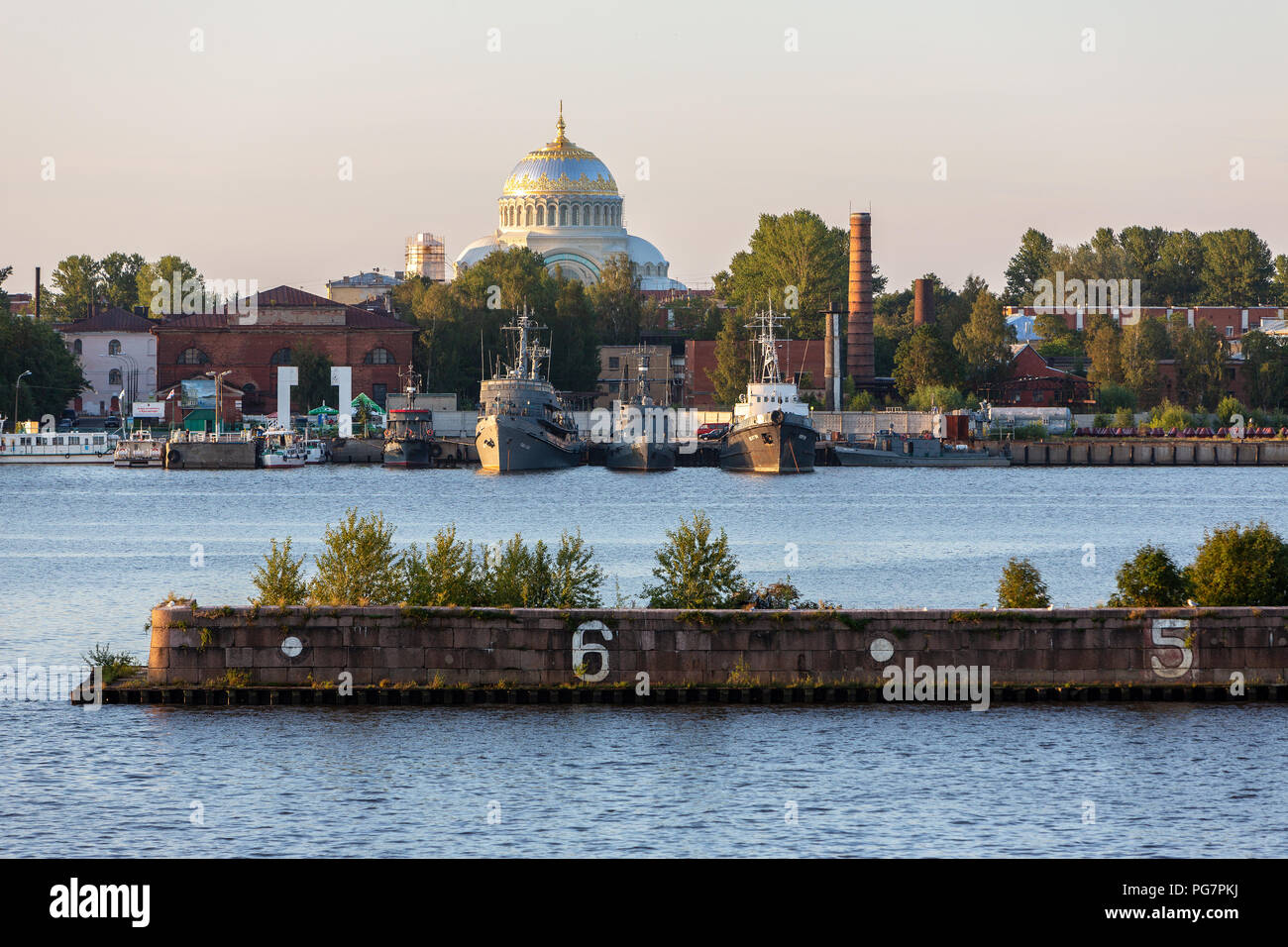 Kronstadt è una città e un ex fortezza sul mare Baltico isola Kotlin off San Pietroburgo, in Russia. Foto Stock