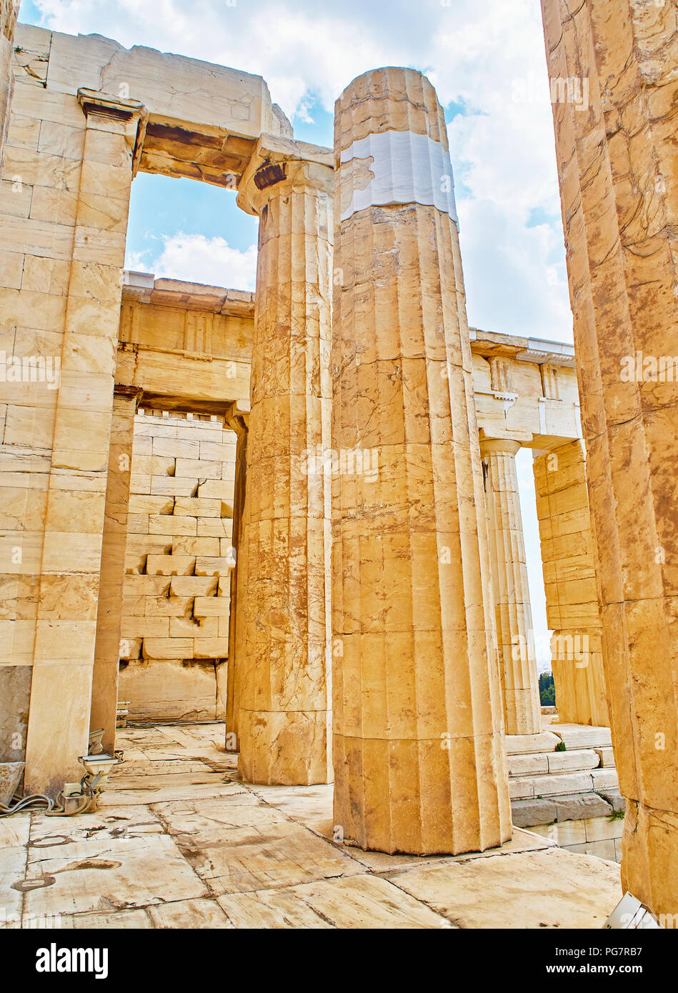 Colonne doriche della facciata occidentale di propilei, l antica porta all'acropoli ateniese. Atene. Attica, Grecia. Foto Stock