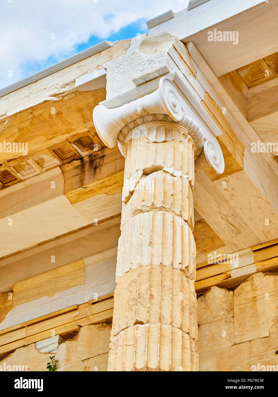 Colonne doriche e entabulature dettaglio della facciata est di propilei, l antica porta all'acropoli ateniese. Atene. Attica, Grecia. Foto Stock