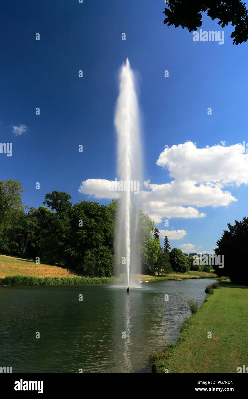Vista estiva della fontana di acqua a Stanway House e giardini, Stanway village, Gloucestershire, Cotswolds, Inghilterra Foto Stock