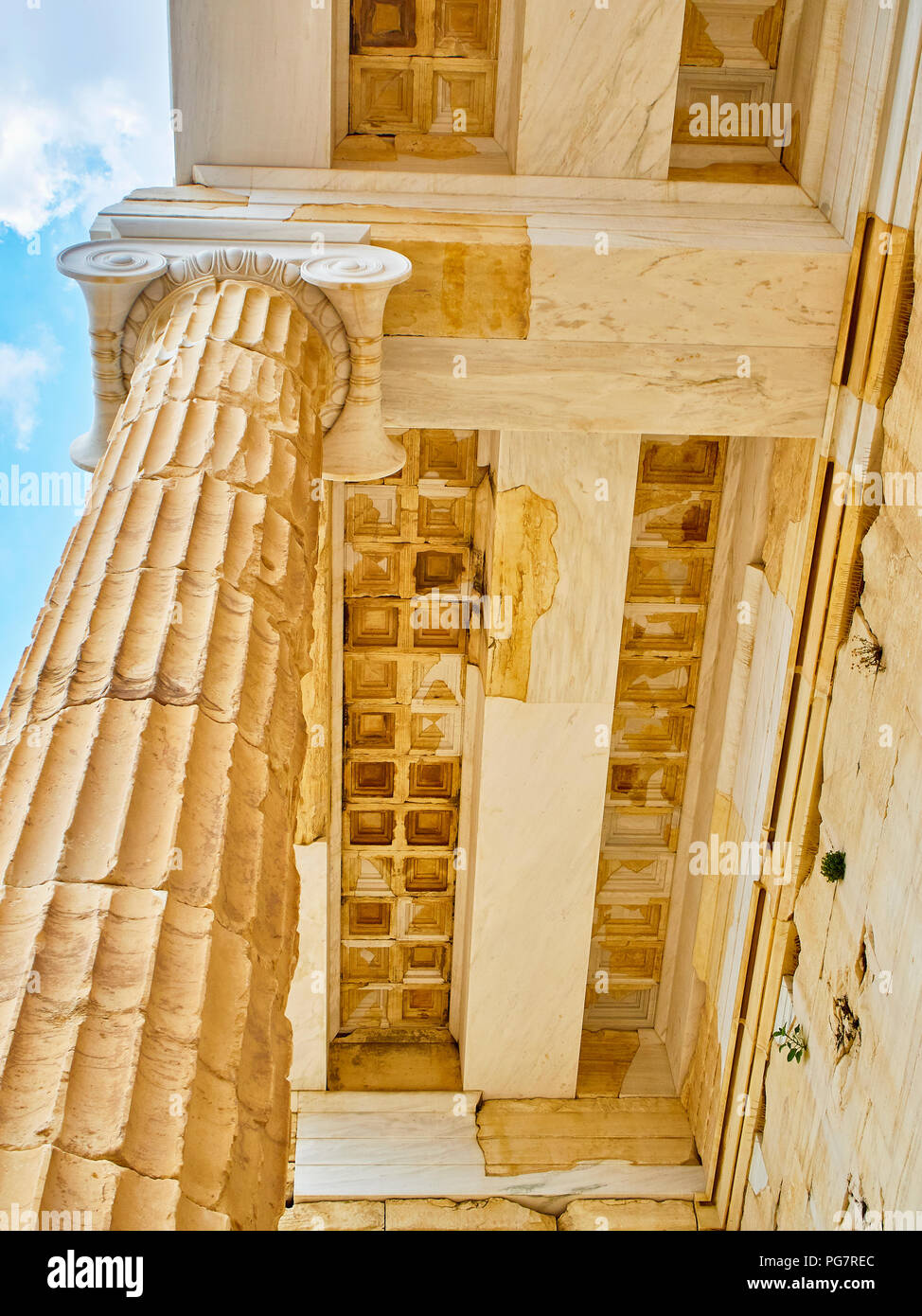 Colonne doriche e ripristinato architrave particolare della facciata orientale di propilei, l antica porta all'acropoli ateniese. Atene. Attica, Grecia. Foto Stock