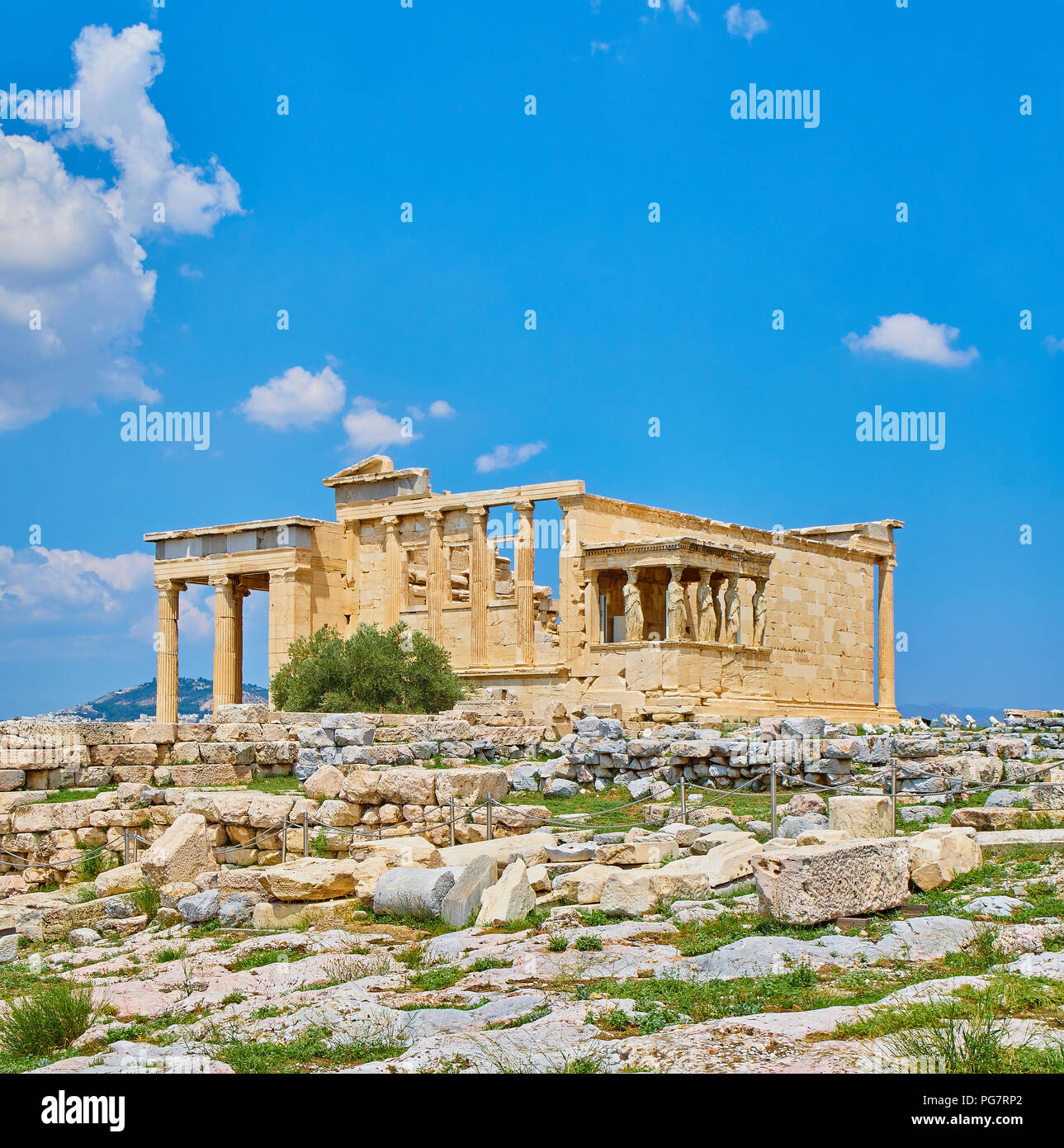 Eretteo, antico tempio in onore di Atena e Poseidone, con il Portico delle Cariatidi sulla facciata sud, all'acropoli ateniese. Atene. Atti Foto Stock