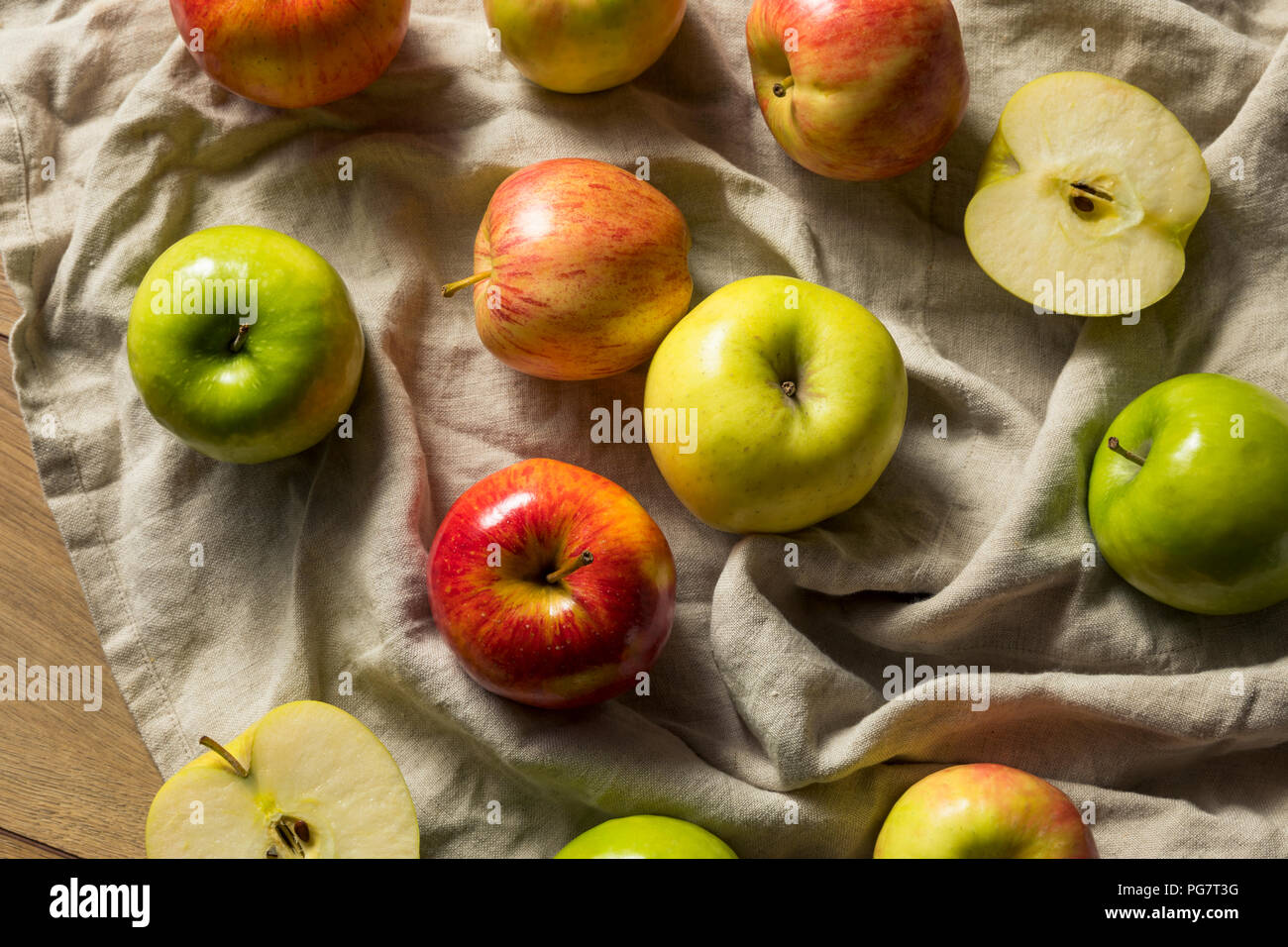 Materie organiche mele assortiti pronto a mangiare Foto Stock