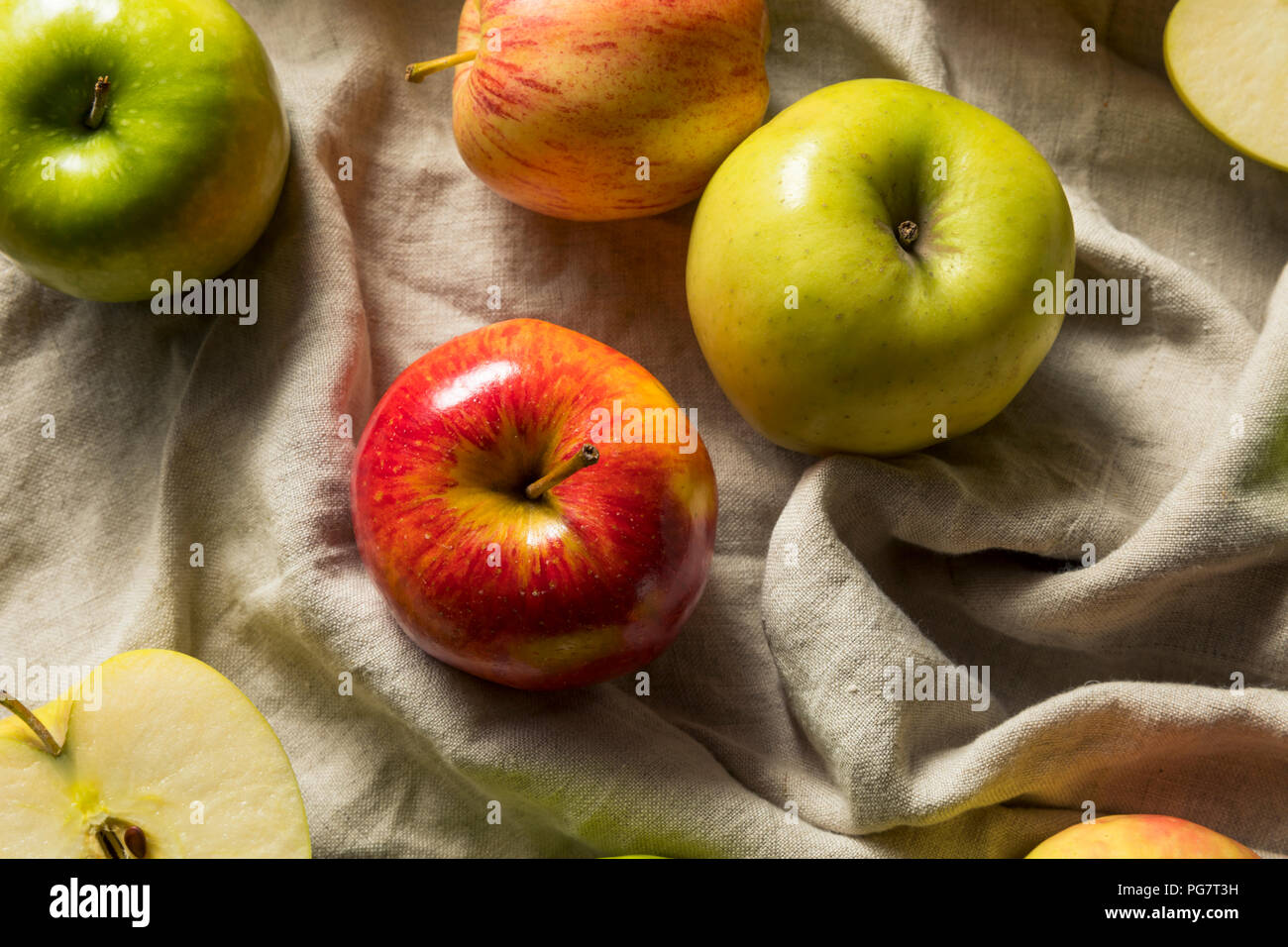 Materie organiche mele assortiti pronto a mangiare Foto Stock