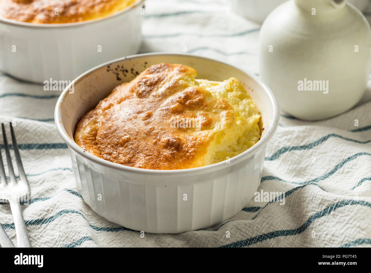 In casa uova e formaggio Souffle in un Ramekin Foto Stock