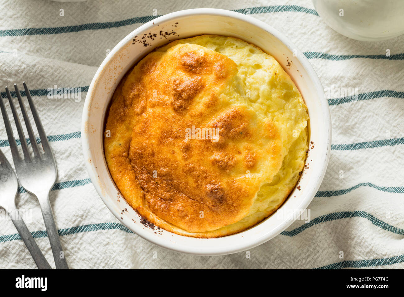 In casa uova e formaggio Souffle in un Ramekin Foto Stock