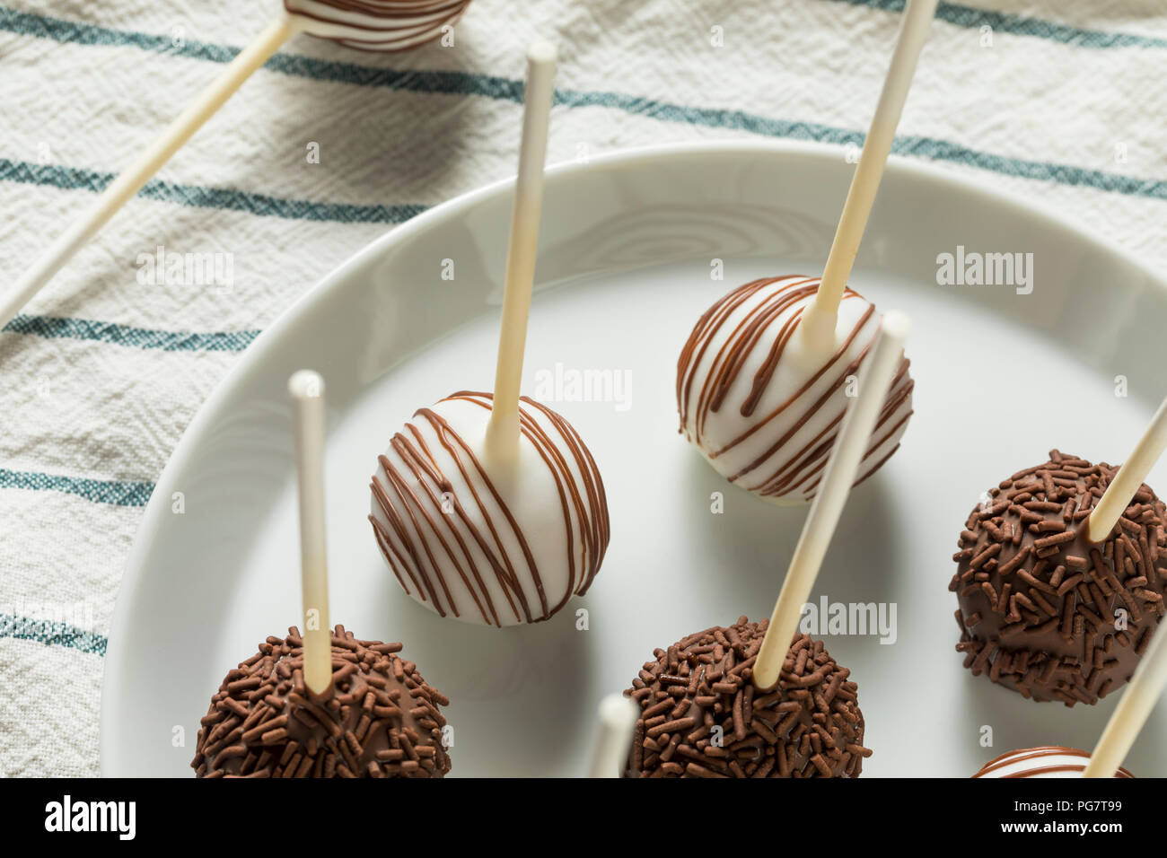 In casa dolce al cioccolato e vaniglia Cake Pops su una piastra Foto Stock