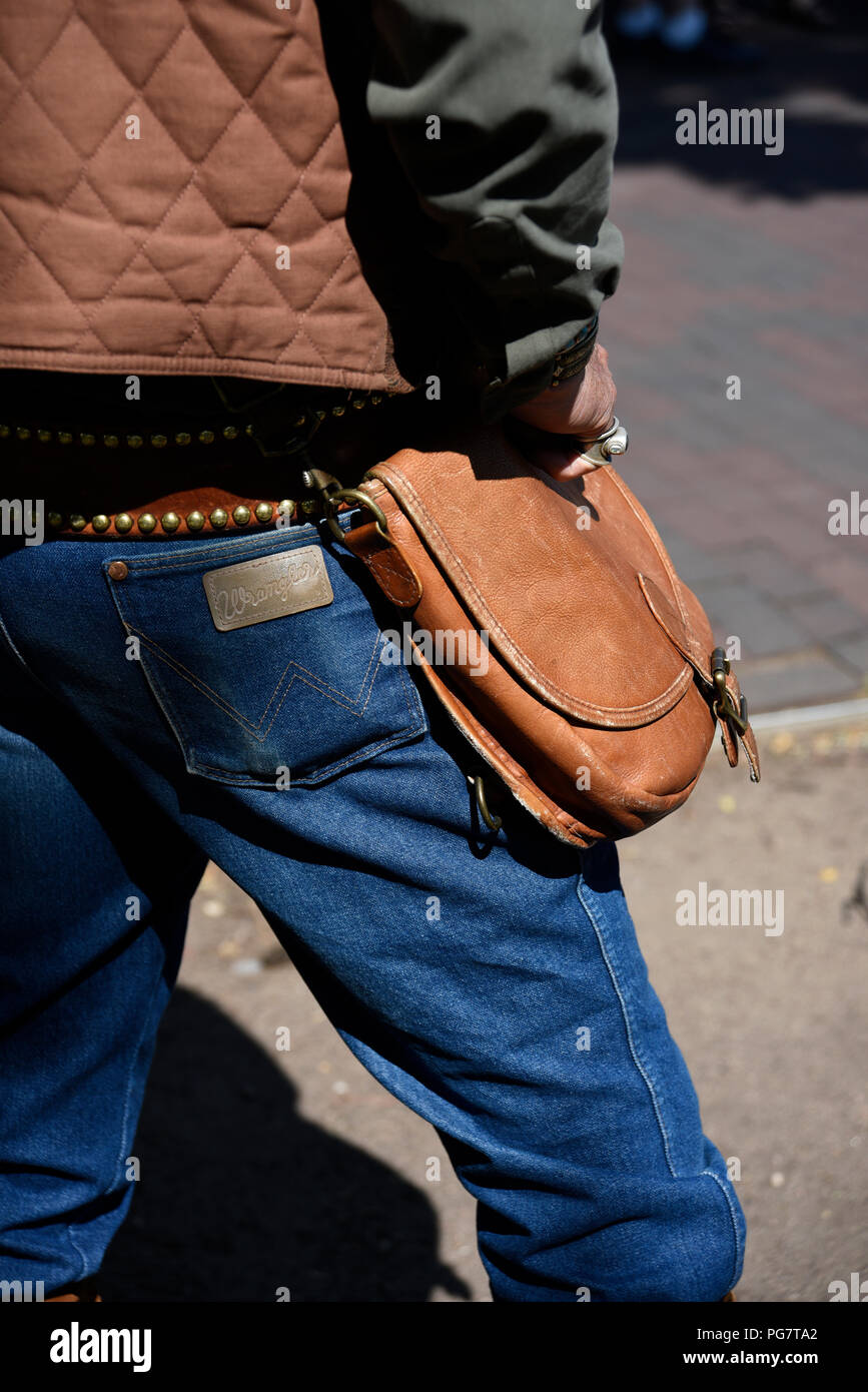 Un uomo che indossa gioielli occidentali, frange, scarponi chiodati,  cinghia di cuoio hip borsa o custodia per cintura e altri accessori  occidentali a Santa Fe, New Mexico Foto stock - Alamy