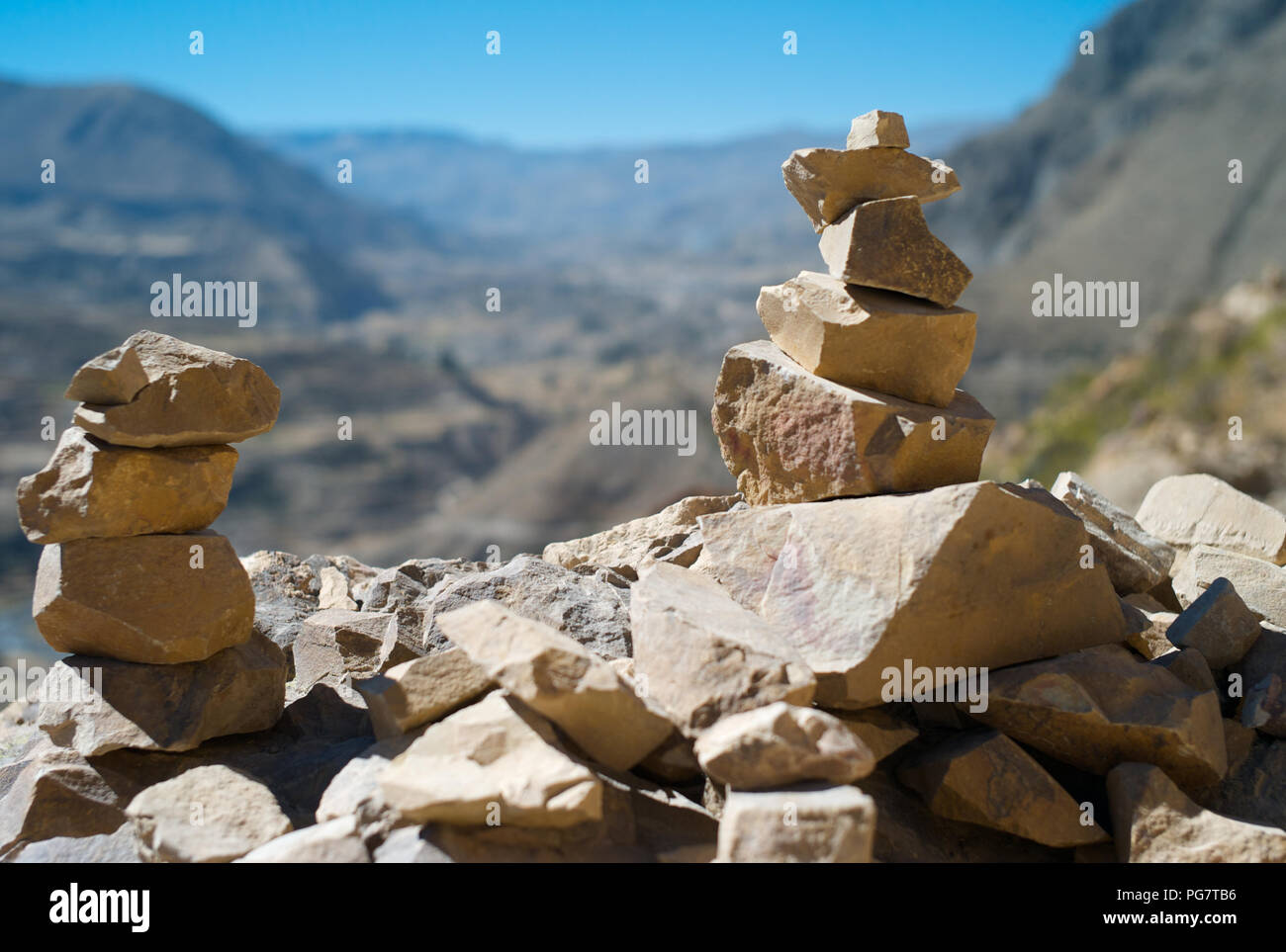 Impilate le pietre su strada in Valle di Colca, Perù Foto Stock