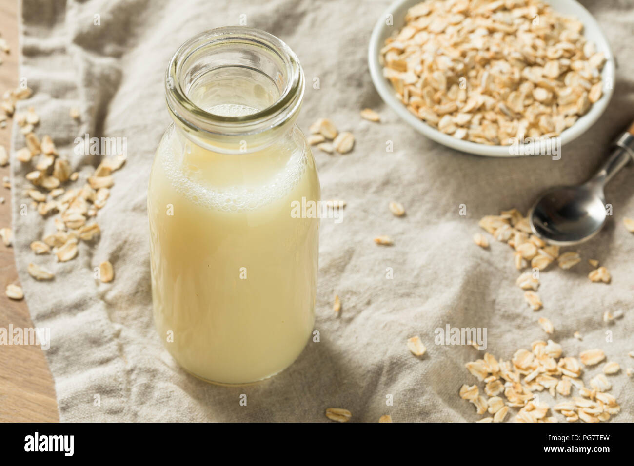 Organici di avena bianco latte in un bicchiere Foto Stock