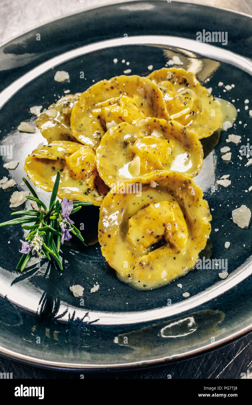 Cappelli del Prete. Tipiche Emilia Romagna artigianale di pasta fresca  ripiena alla fine del processo di preparazione Foto stock - Alamy