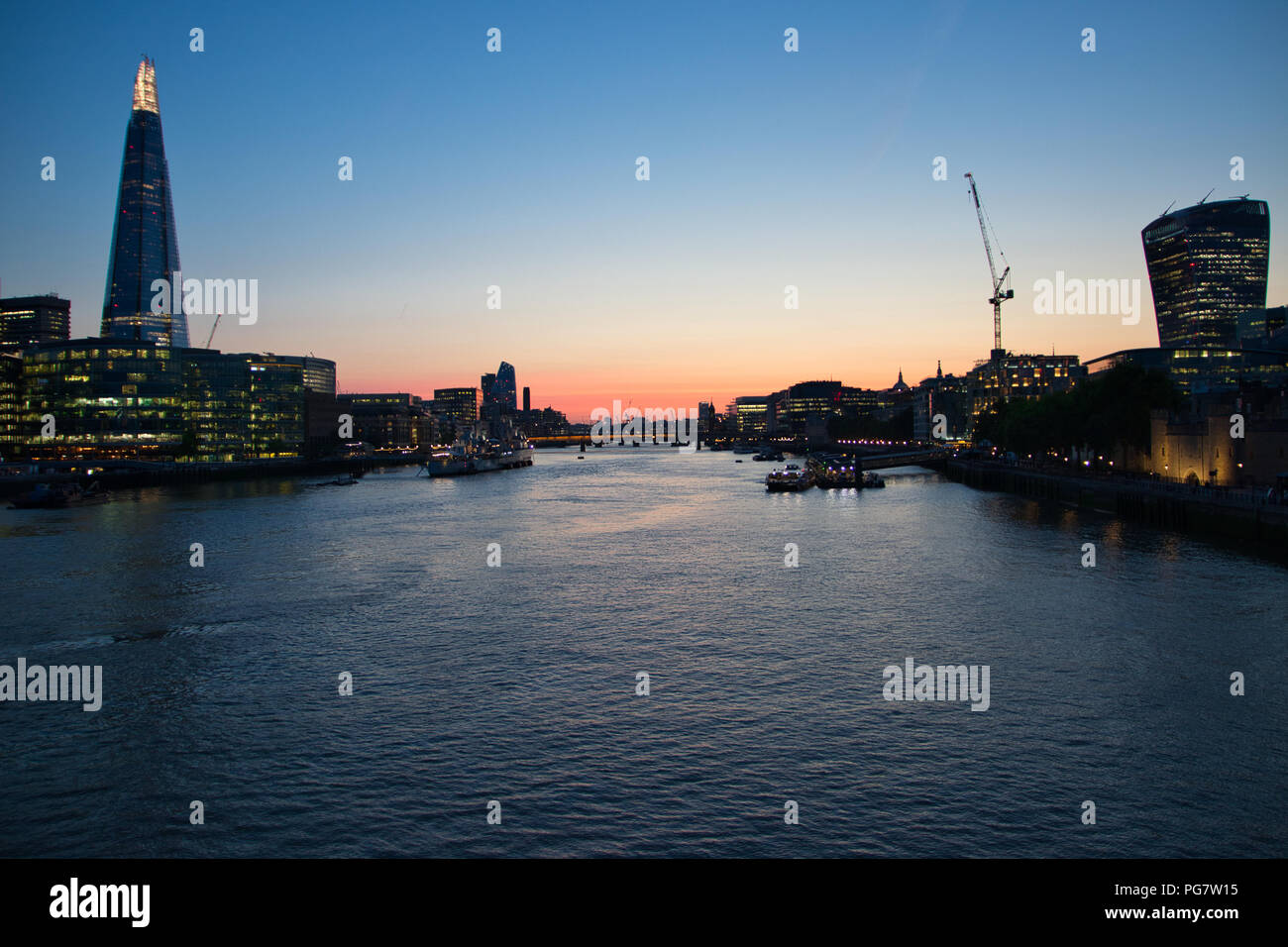 Tramonto e sullo skyline Foto Stock