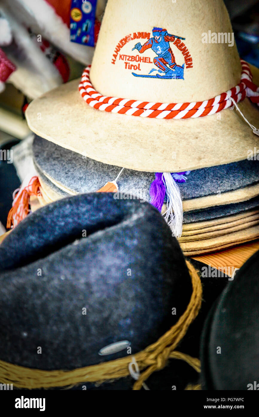 Alpini tradizionali cappelli di feltro per la vendita al di fuori di un  negozio di souvenir in Kitzbuhel in Austria Foto stock - Alamy
