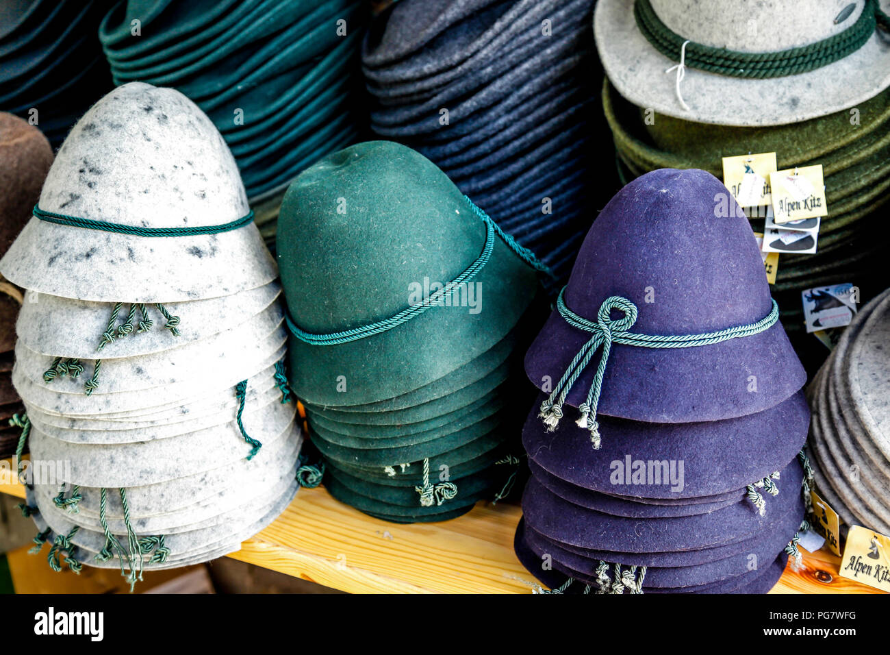 Alpini tradizionali cappelli di feltro per la vendita al di fuori di un  negozio di souvenir in Kitzbuhel in Austria Foto stock - Alamy
