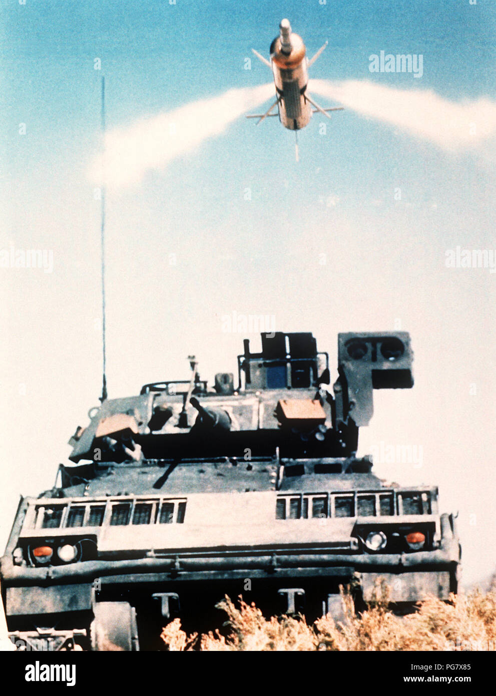 Un M-2A1 Bradley lotta contro gli incendi del veicolo un tubo-lanciato, otticamente tracciabile, filo guidate (TRAINO 2) anti-missile serbatoio. Foto Stock