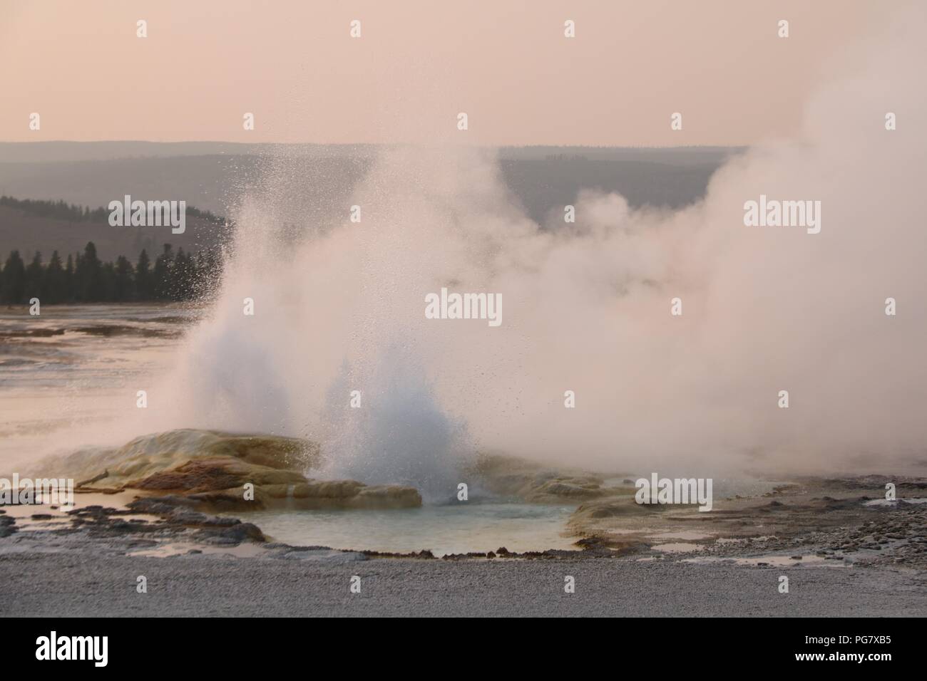 A clessidra Geyser a fontana vaso di vernice in basso Geyser Basin, il Parco Nazionale di Yellowstone Foto Stock