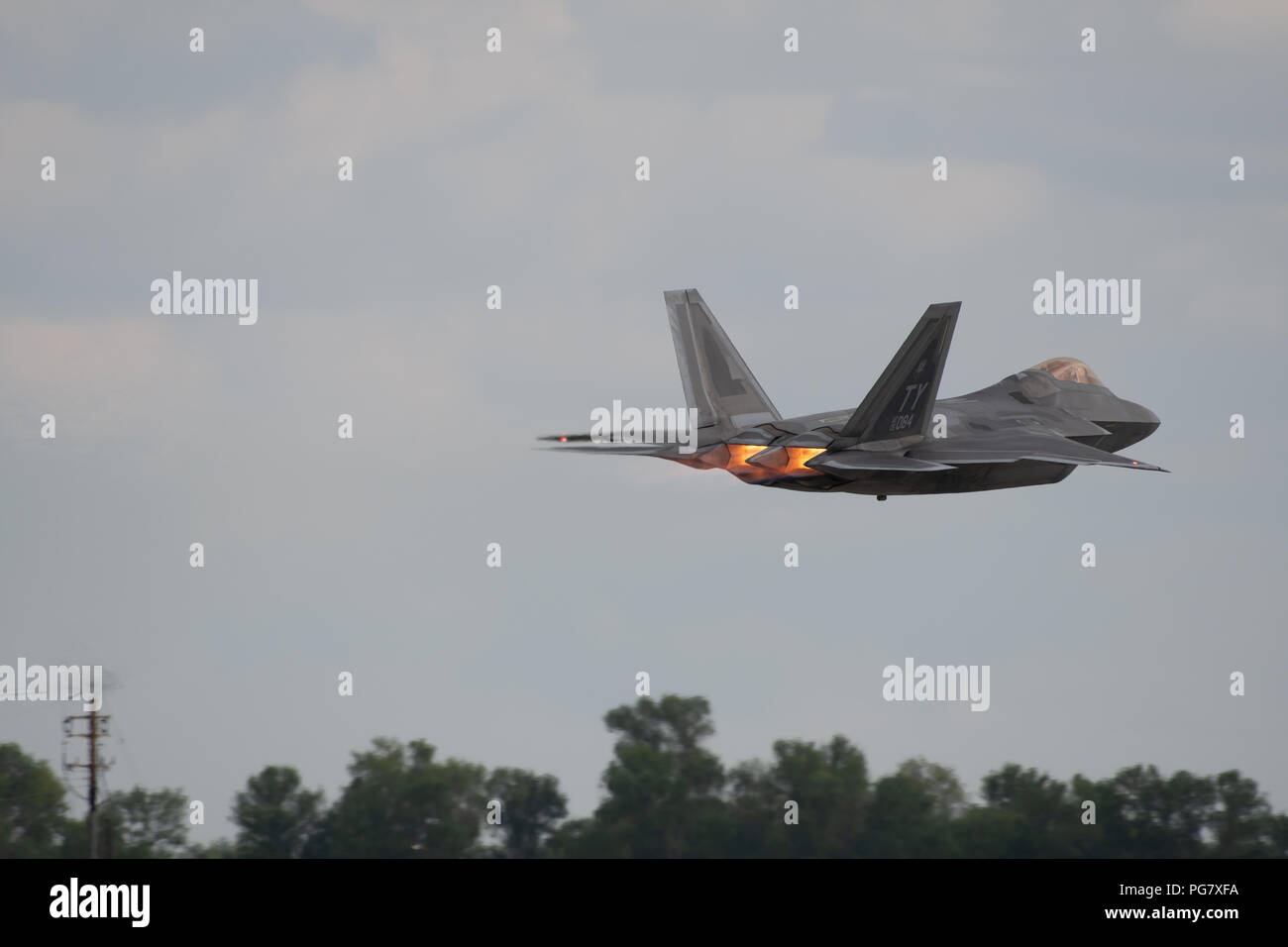 Oshkosh, WI - 28 Luglio 2018: un F-22 dalla United States Air Force decolla con postcombustione completa Foto Stock