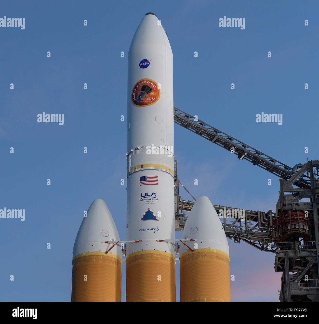 La United Launch Alliance Delta IV rocket pesanti che trasportano la NASA Parker sonda solare è preparato per il lancio come il servizio Mobile Tower è richiamata a Launch Complex 37 Cape Canaveral Air Force Station Agosto 10, 2018 a Cape Canaveral, in Florida. Il Parker sonda solare è la prima missione in una parte del Sun di atmosfera denominata corona. Foto Stock