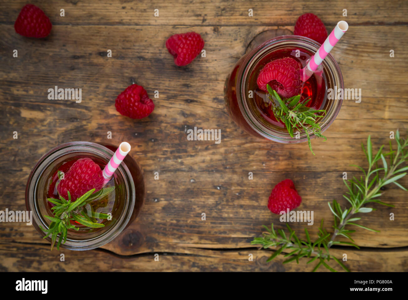 Due bottiglie di vetro in casa di lampone limonata aromatizzato con rosmarino Foto Stock
