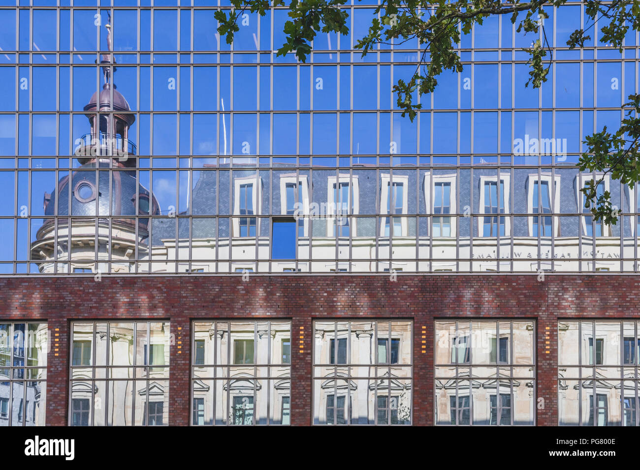 Germania, Amburgo, Stadthoefe riflettendo in facciata Foto Stock