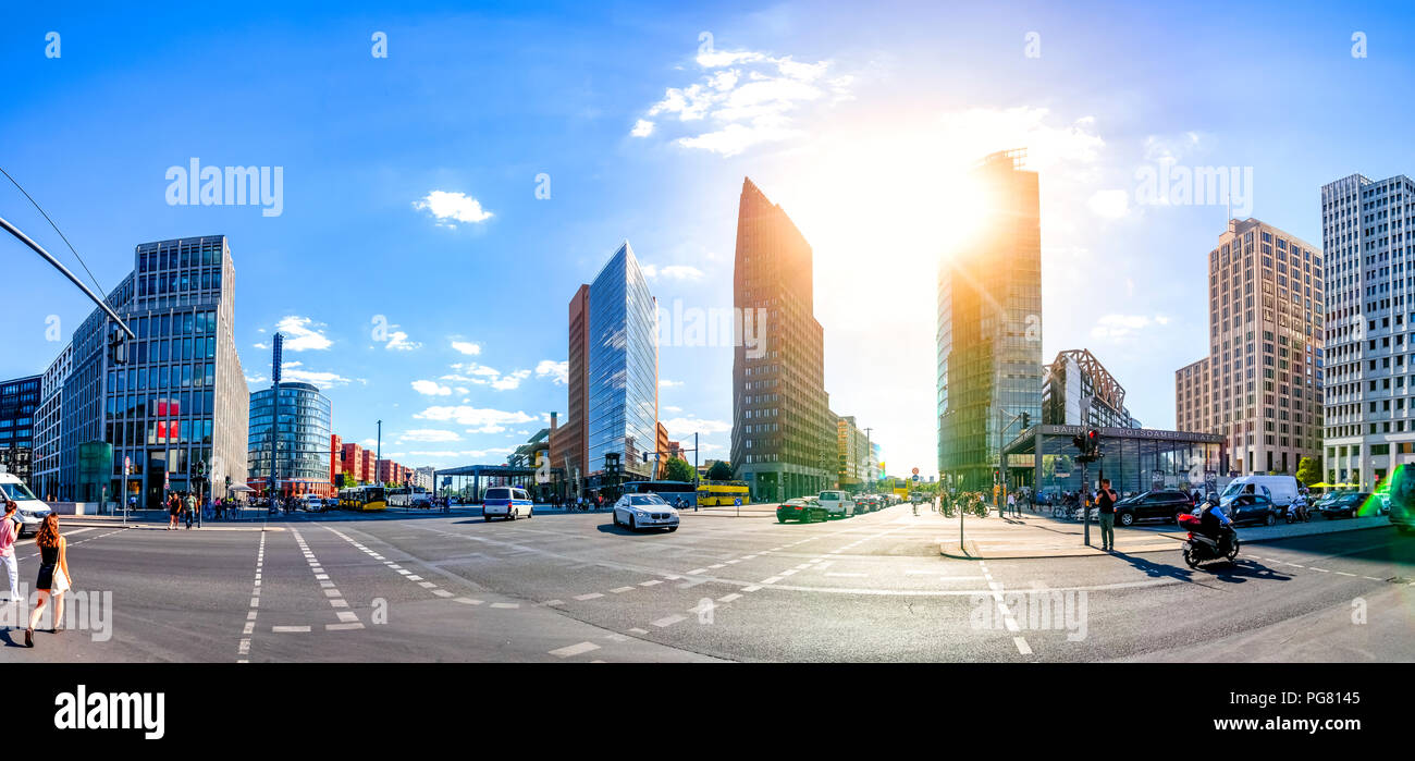 Germania, Berlino, vista di Potsdamer Platz a retroilluminazione Foto Stock