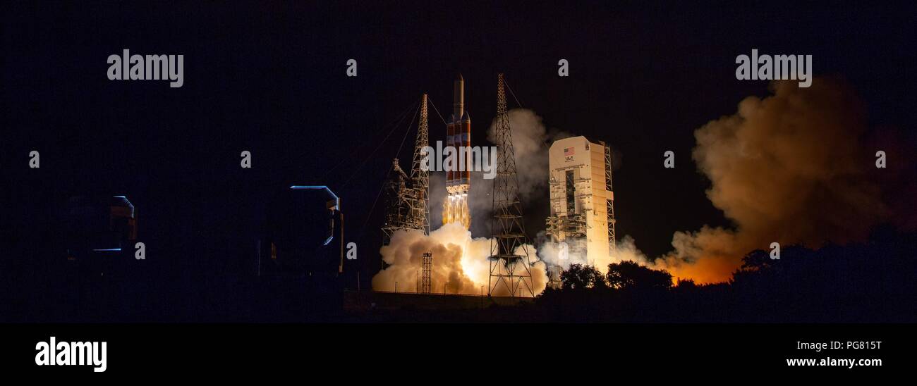 La United Launch Alliance Delta IV rocket pesanti che trasportano la NASA Parker sonda solare di blasti fuori dal complesso di lancio 37 al Cape Canaveral Air Force Station Agosto 12, 2018 a Cape Canaveral, in Florida. Il Parker sonda solare è la prima missione in una parte del Sun di atmosfera denominata corona. Foto Stock