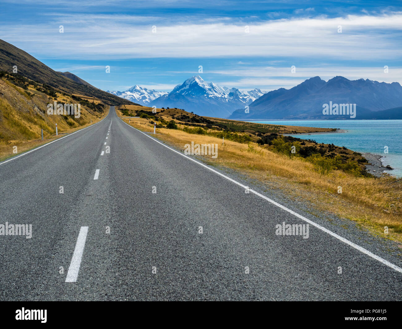 Nuova Zelanda, Isola del Sud, strada vuota con Aoraki Monte Cook e il Lago Pukaki fino in background Foto Stock