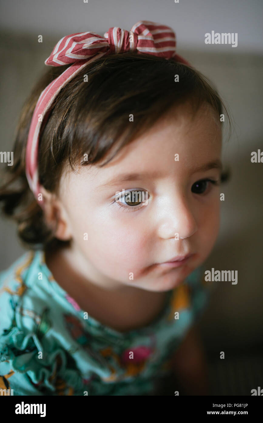 Ritratto di concentrato di bambina a casa Foto Stock