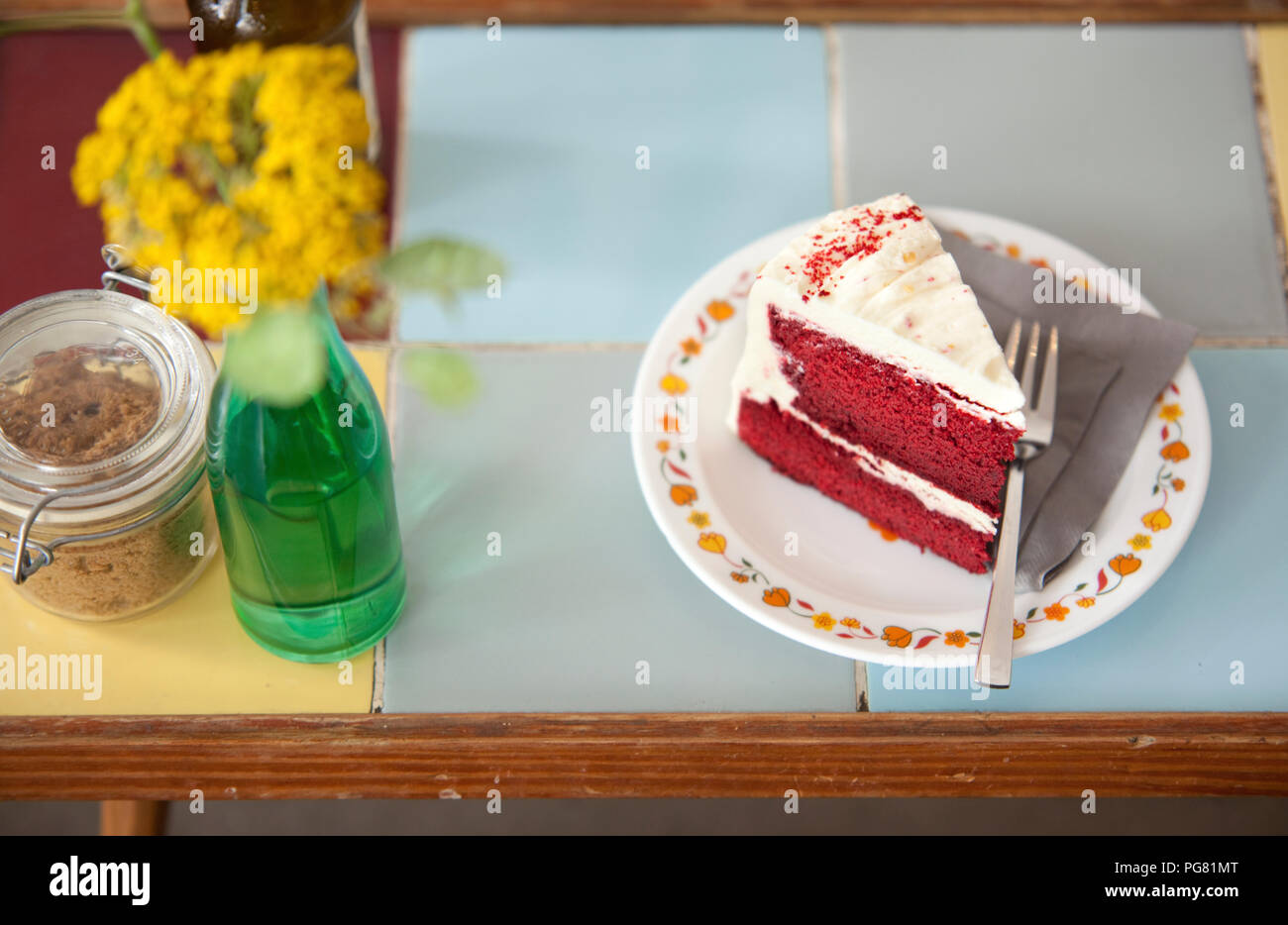 Torta di fantasia e fiori su un tavolo Foto Stock
