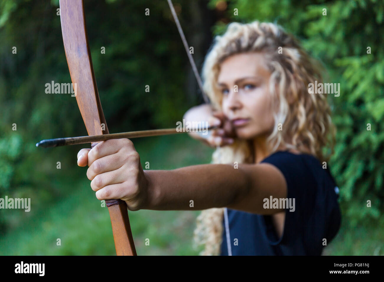 Archeress mirando con la prua, close-up Foto Stock