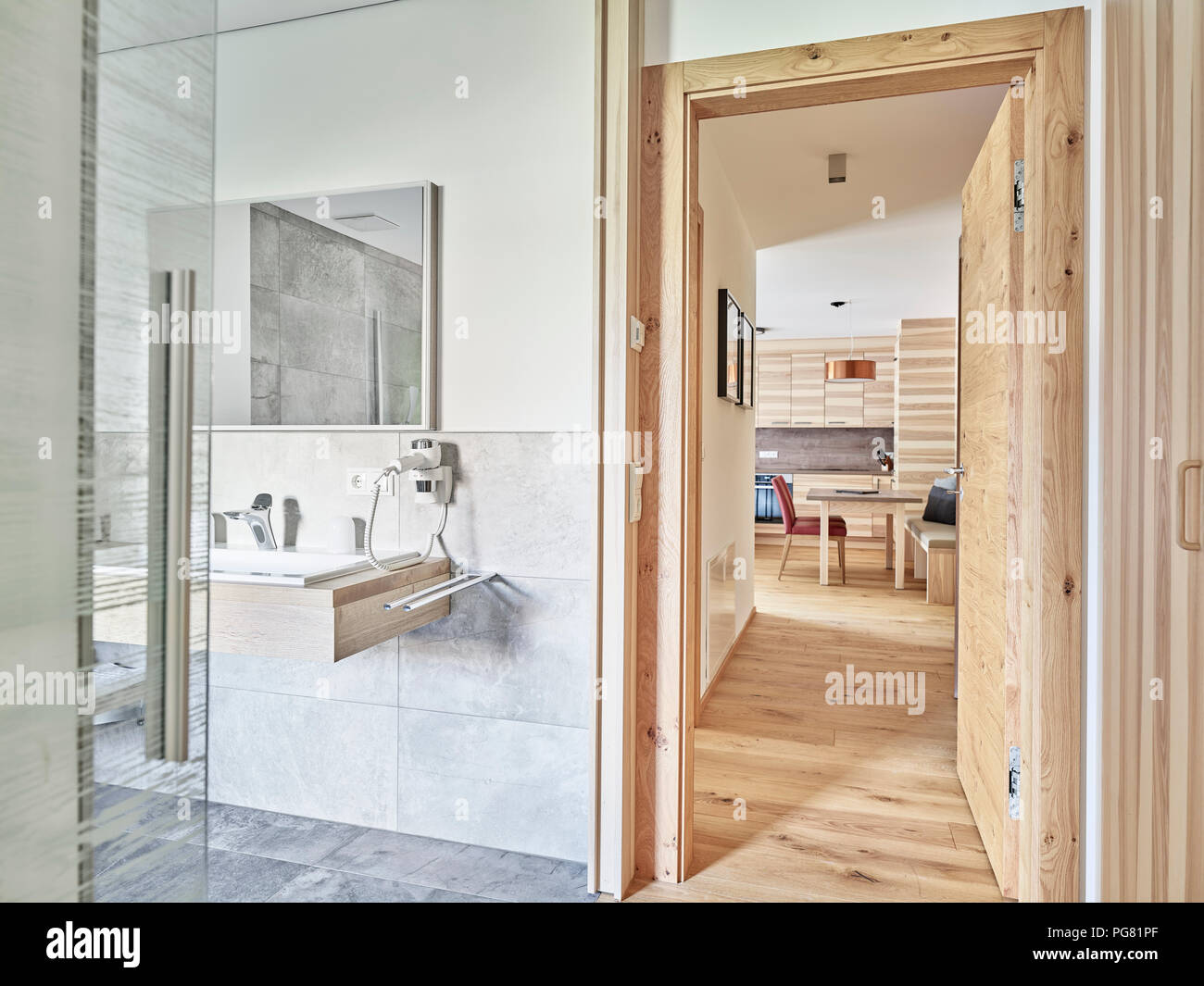 Interno della cucina a pianta aperta e un bagno di una casa per le vacanze Foto Stock