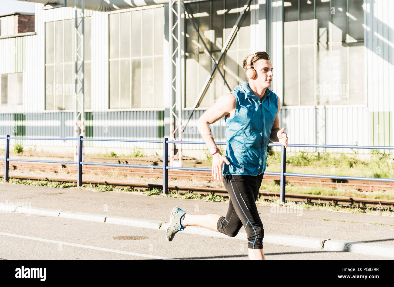 Giovane atleta jogging in città Foto Stock