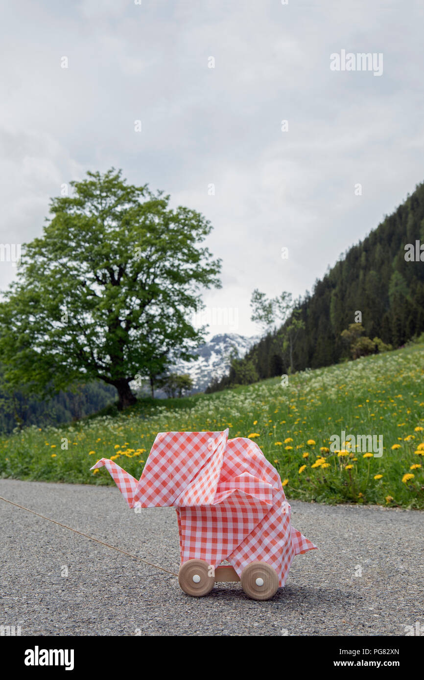 Origami elefante su strada di campagna Foto Stock